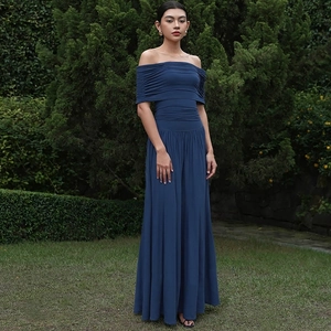 Detail des schulterfreien Plissee-Designs an einem dunkelblauen eleganten Jumpsuit