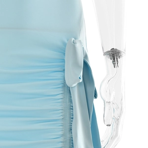 Détail des fronces latérales de la robe bleu clair et du lien sur tissu doux et lisse