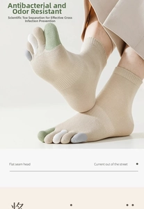 Detailansicht der Fünfzehensocken aus Baumwolle mit Rippbündchen und Kontrastzehen
