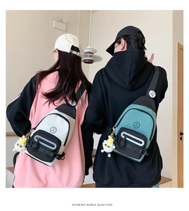 Détail de sacs bandoulière en nylon pour couple avec pendentif mouton et boucle réglable