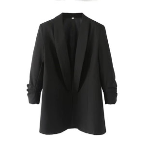 Detailopname van het maat S label op een professionele zwarte dames blazer