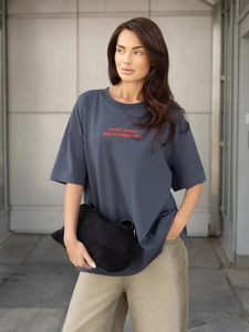 Oversize βαμβακερό T-shirt σε σκούρο γκρι με κόκκινο σύνθημα ALISA για casual στυλ