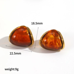 Boucles d'oreilles triangulaires en résine ambre avec bords plaqués or 18 carats