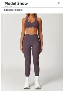 Dettaglio completo del set yoga viola melanzana con reggiseno allacciato al collo
