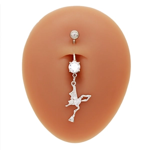 Détail d'un piercing de nombril argenté avec pendentif fée sur modèle en silicone