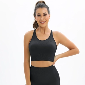 Vue frontale d'un ensemble de yoga noir sans couture avec soutien-gorge et legging taille haute
