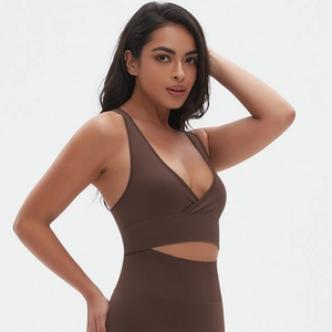 Détail d'un ensemble de yoga marron sans couture avec brassière croisée et legging de sport