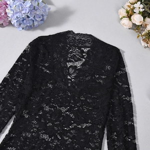 Haut noir en dentelle à manches longues avec motifs floraux et décolleté en V profond