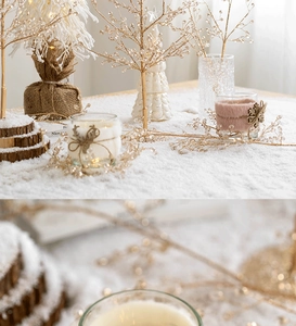 Detail van kerstkandelaar met rand van imitatiebont en kralen takdecoratie voor huis