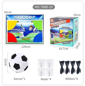 Vue détaillée du jeu de fléchettes foot avec tapis cible, ballon et accessoires de fixation