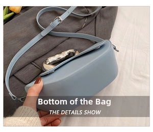 Détail du sac en cuir bleu Morandi avec poignée en métal ondulé argenté et bandoulière