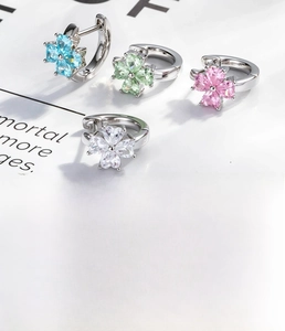 Detail of clover earrings with 8mm inner diameter and 1.0mm pin size for ear piercing