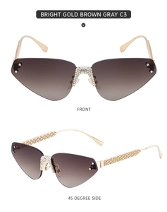 Détail de lunettes de soleil sans monture avec strass sur le nez et branches dorées maillées