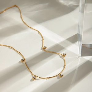 Minimalistische 18k vergoldete Edelstahlhalskette mit fünf runden weißen Zirkonia-Steinen