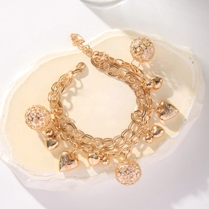 Bracciale multistrato placcato oro con cuore LOVE e ciondoli a sfera su base di pietra