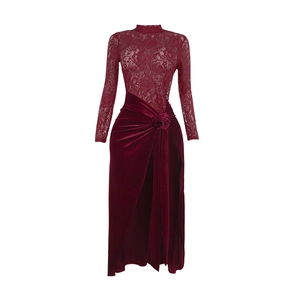 Elegante abito lungo in velluto bordeaux con corpetto in pizzo e spacco laterale alto