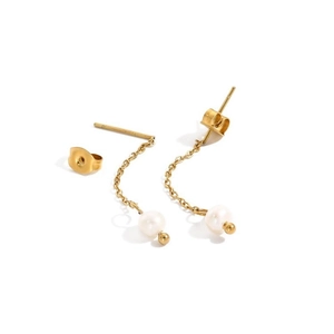 Vue détaillée des boucles d'oreilles dorées avec chaîne et perles d'eau douce naturelles