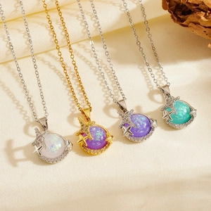 Halskette mit Stern- und Mondanhänger aus schimmerndem Opal und Zirkonia-Steinen