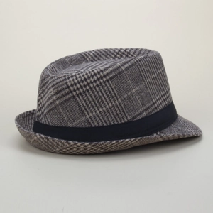 Dettaglio della trama in lana a quadretti e del nastro nero su questo cappello fedora vintage