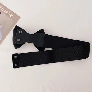 Detailansicht schwarzer elastischer Taillengürtel mit diamantbesetzter Schleife