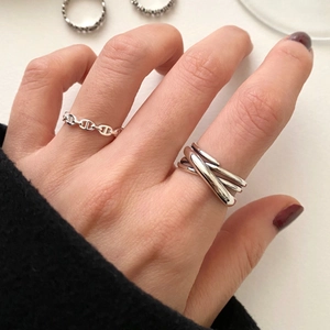Close-up of S925 sterling silver rings with pig nose chain and woven texture design