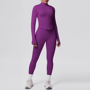 Dettaglio del set yoga viola con tessuto elasticizzato e asole per i pollici sulla giacca