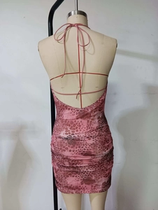 Détail de mini robe léopard rose avec dos froncé et attaches licou croisées