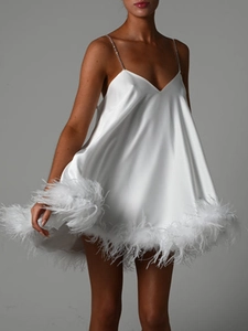 Détail de la mini-robe en satin blanc avec plumes d'autruche et bretelles en strass