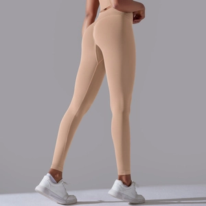 Detail van naadloze high waist yogabroek in nude roze met lichaamsvormend liftend effect