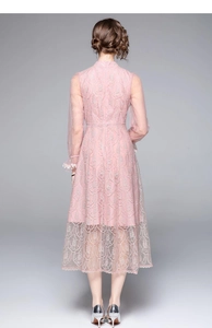 Vue arrière d'une robe en dentelle rose élégante avec manches en tulle et taille haute