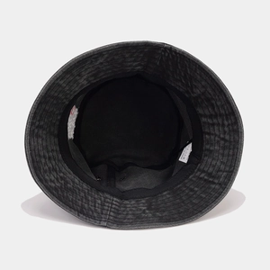 Détail de la doublure en coton et de l'étiquette de lavage du bob en denim noir délavé
