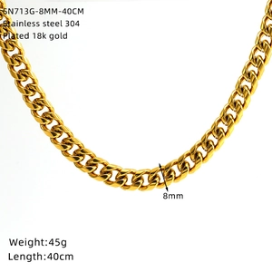 Vue détaillée du collier chaîne cubaine dorée 8mm en acier inoxydable plaqué or 18K