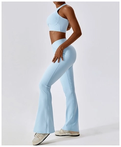 Vue détaillée du pantalon de yoga évasé bleu clair à taille haute et texture côtelée