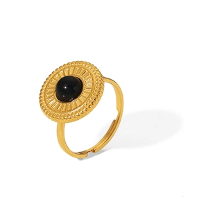 Anello regolabile in titanio dorato con gemma nera e motivo a raggiera solare