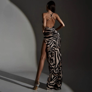Détail de la robe longue dos nu à imprimé zèbre avec texture soyeuse et laçage arrière