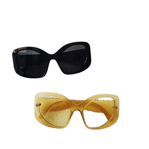 Elegant cat-eye sunglasses for women in black and translucent ginger colors