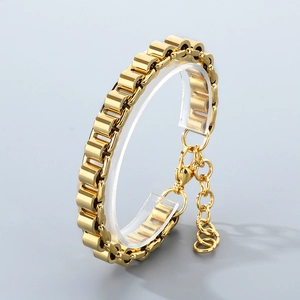Détail du bracelet gourmette doré avec fermoir mousqueton et chaîne de réglage ajustable