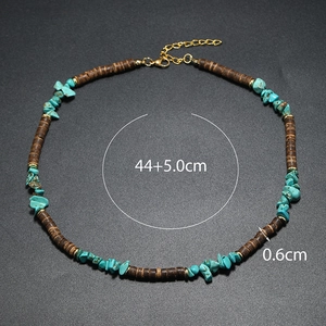 Détail d'un collier de surf de 44cm avec disques de coco et pierres de turquoise
