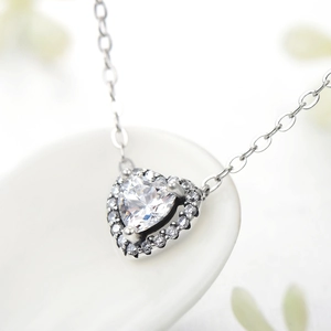 Elegante collar de corazón de plata S925 con colgante de circón sobre base cerámica