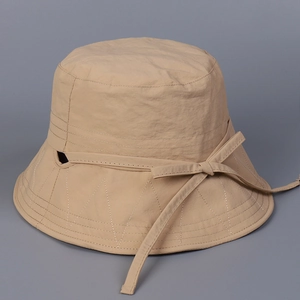 Détail d'un chapeau de soleil en nylon avec ruban décoratif et coutures de bord fines