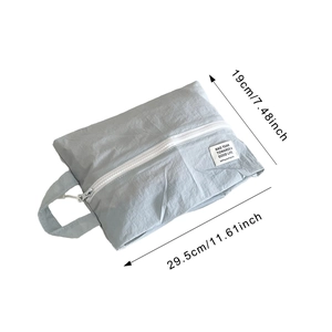 Detalle de dimensiones de la bolsa de nailon azul claro con cremallera y asa superior