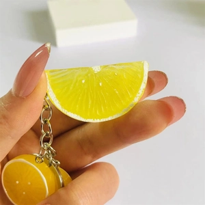 Portachiavi realistico in resina con fette di limone giallo e catena in metallo