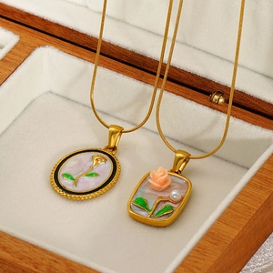 Vintage-Blumenanhänger mit Rose und Perle an Goldketten in einer Schmuckschatulle