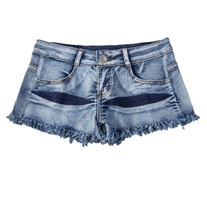 Detail von tief sitzenden Jeansshorts mit blauen Streifen und Fransen am Saum