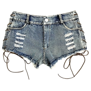 Dettaglio degli shorts in denim a vita alta con stringhe laterali e orlo strappato effetto usato