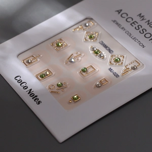 Autocollants 3D pour ongles avec strass K9 colorés et contours métalliques dorés