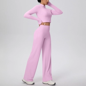 Ensemble de yoga rose avec veste zippée à manches longues et pantalon large à taille haute