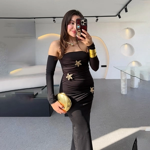 Elegantes schwarzes schulterfreies Maxikleid mit goldenen Sternenakzenten für Damen