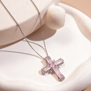 Collier croix argentée avec pendentif en cristal rose et détails en zircon brillants
