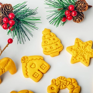 Japanese Christmas cookie cutters set featuring gingerbread man and snowflake patterns